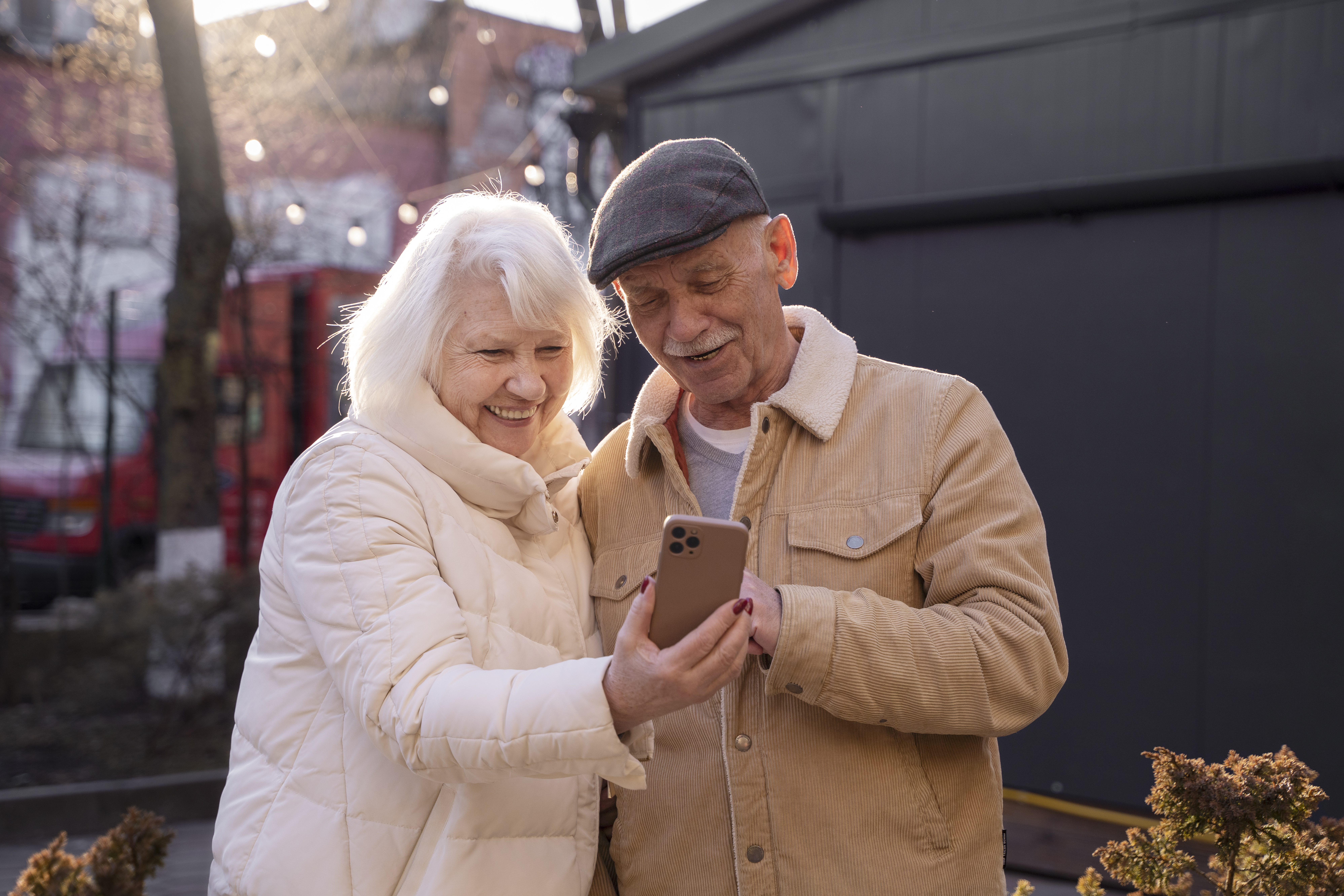 front-view-senior-people-with-smartphone
